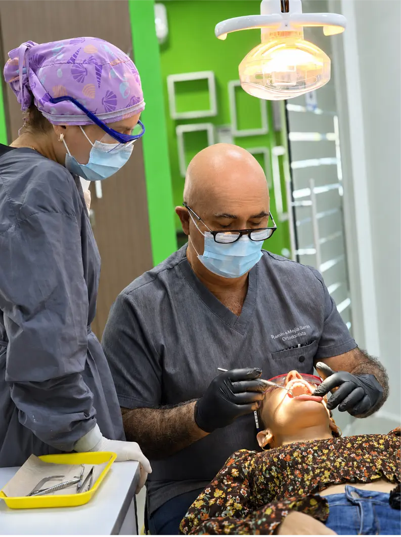 Dr. Ramiro Mejía trabajando - Ortodoncista